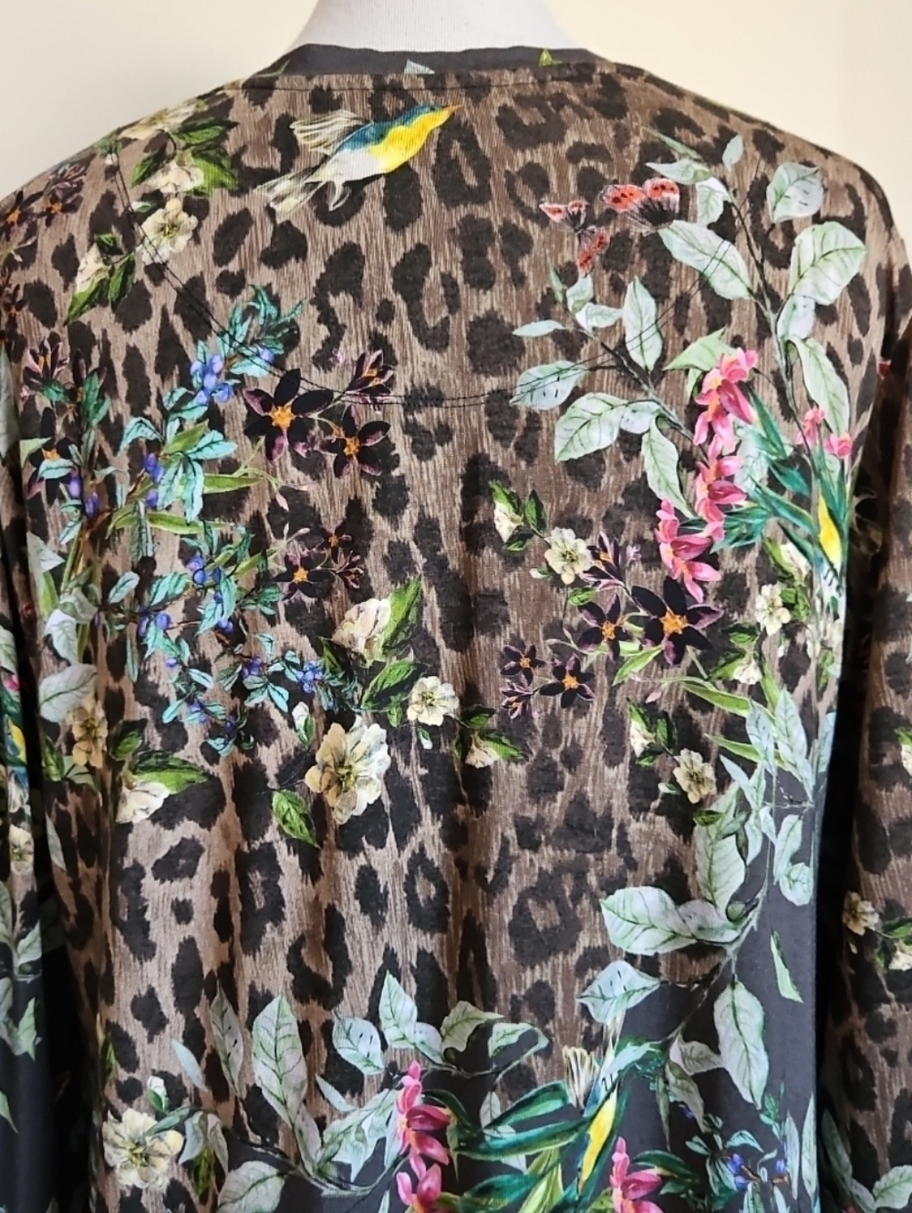 Johnny Was Ash Bird Floral & Leopard Print V-Neck Long Sleeve Top Tee Sz Medium - Picture 13 of 14